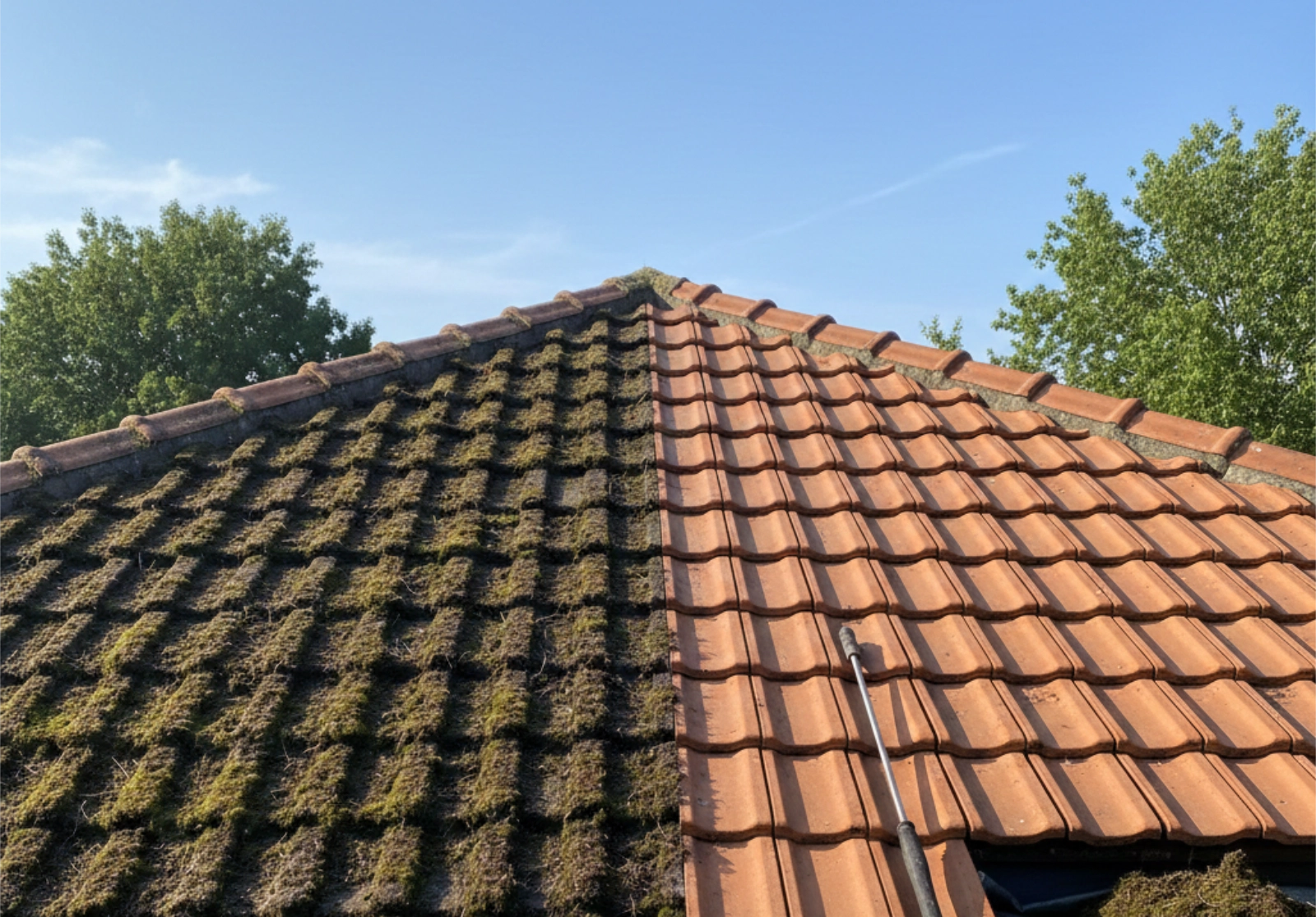 Reinigen woning: dak schoonmaken met heet water en gepaste druk